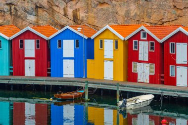 İsveç 'in Smogen köyünde renkli ahşap barakalar.
