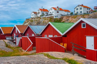 İsveç 'in Smogen köyünde renkli ahşap barakalar.