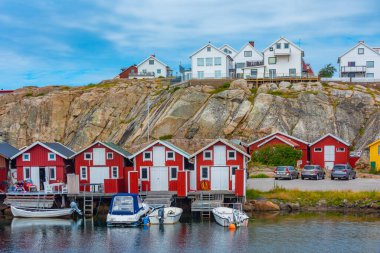 İsveç köyü Smogen 'de rıhtım geçidi.
