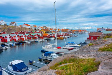 İsveç köyü Smogen 'de rıhtım geçidi.
