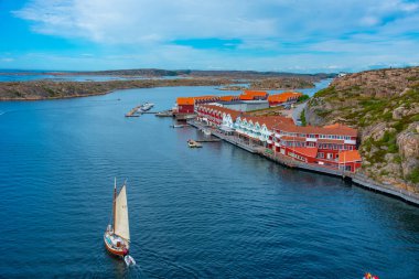 İsveç 'in Kungshamn kentindeki marina manzarası.