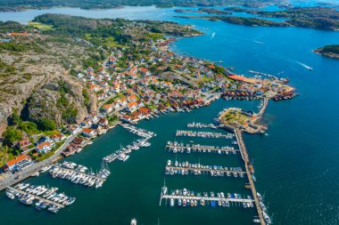 İsveç 'in Fjallbacka kentindeki marina manzarası.