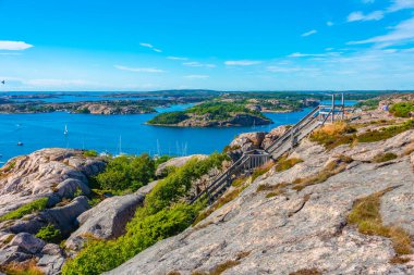 İsveç 'te Fjallbacka yakınlarında Bohuslan kıyıları.