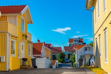 Fjallbacka, İsveç 'te tarihi bir cadde manzarası.