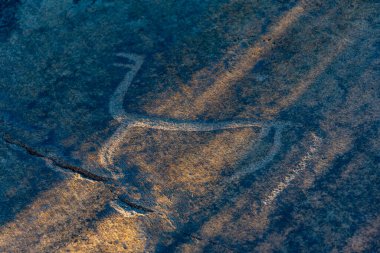İsveç 'in Vitlycke yakınlarındaki Bronz Çağı kaya resimleri.