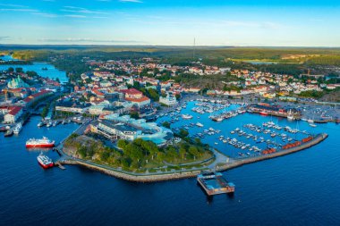 İsveç 'in Stromstad kentinin gün batımı manzarası.