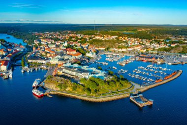 İsveç 'in Stromstad kentinin gün batımı manzarası.