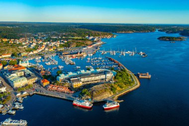 İsveç 'in Stromstad kentinin gün batımı manzarası.