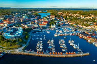 İsveç 'in Stromstad kentinin gün batımı manzarası.