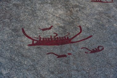 İsveç 'in Vitlycke yakınlarındaki Bronz Çağı kaya resimleri.