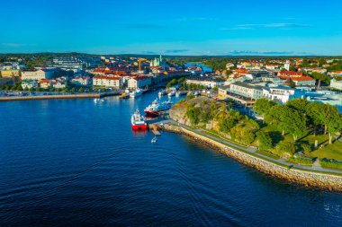 İsveç 'in Stromstad kentinin gün batımı manzarası.
