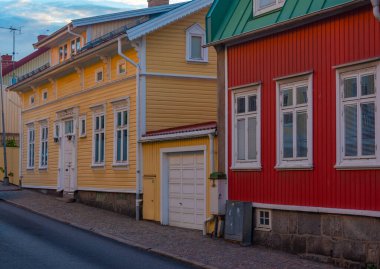 İsveç 'in Stromstad kentindeki tarihi bir caddenin gün batımı manzarası.