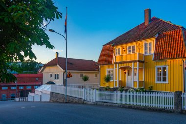 İsveç 'in Stromstad kentindeki tarihi bir caddenin gün batımı manzarası.