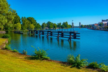 İsveç 'in Trollhattan kentindeki Alv nehrinin rıhtımı.