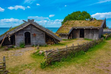 İsveç 'teki Foteviken Viking Müzesi' ndeki ahşap kulübeler..