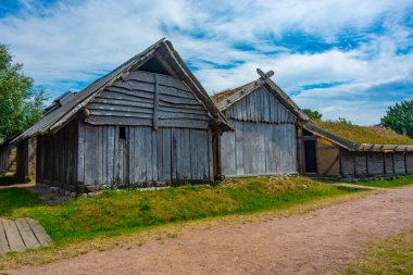 İsveç 'teki Foteviken Viking Müzesi' ndeki ahşap kulübeler..