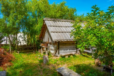 İsveç 'teki Foteviken Viking Müzesi' ndeki ahşap kulübeler..