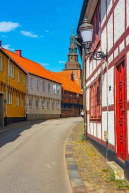 İsveç 'in Ystad kasabasında geleneksel renkli cadde.