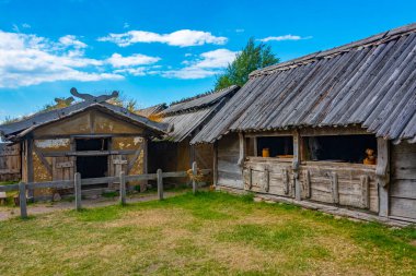 İsveç 'teki Foteviken Viking Müzesi' ndeki ahşap kulübeler..