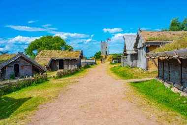 İsveç 'teki Foteviken Viking Müzesi' ndeki ahşap kulübeler..