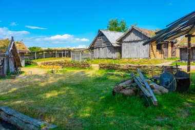 İsveç 'teki Foteviken Viking Müzesi' ndeki ahşap kulübeler..