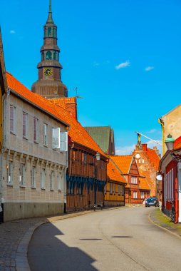 İsveç 'in Ystad kasabasında geleneksel renkli cadde.