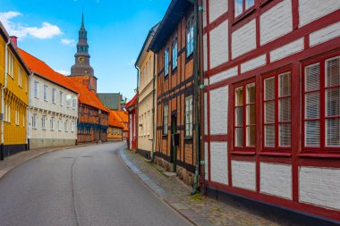İsveç 'in Ystad kasabasında geleneksel renkli cadde.