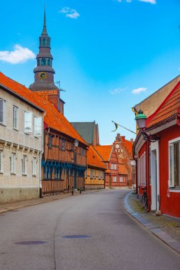 İsveç 'in Ystad kasabasında geleneksel renkli cadde.