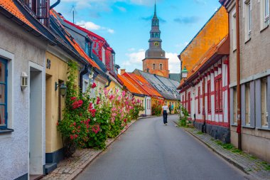 İsveç 'in Ystad kasabasında geleneksel renkli cadde.