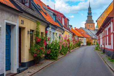 İsveç 'in Ystad kasabasında geleneksel renkli cadde.