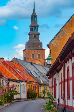 İsveç 'in Ystad kasabasında geleneksel renkli cadde.