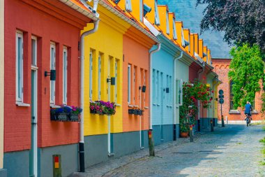 İsveç 'in Trelleborg kentindeki geleneksel renkli cadde.