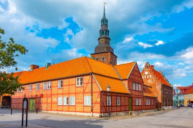 İsveç 'in Ystad kasabasında geleneksel renkli cadde.