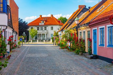 İsveç 'in Ystad kasabasında geleneksel renkli cadde.