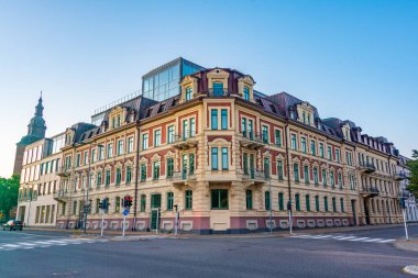 İsveç 'in Kristianstad kentindeki bir caddede tarihi binalar...