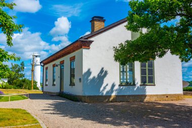 İsveç 'in Karlshamn kentindeki geleneksel liman binalarında deniz feneri...