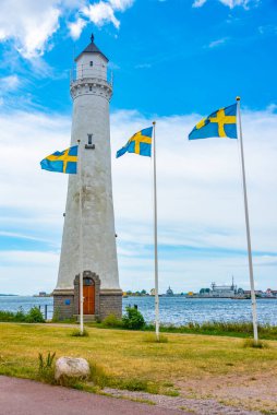 İsveç 'in Karlshamn kentindeki geleneksel liman binalarında deniz feneri...