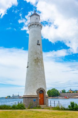 İsveç 'in Karlshamn kentindeki geleneksel liman binalarında deniz feneri...