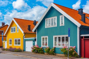 İsveç 'in Karlskrona kasabasında renkli kereste evleri.
