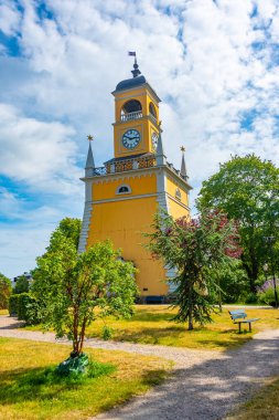 İsveç, Karlskrona 'daki sarı saat kulesi...