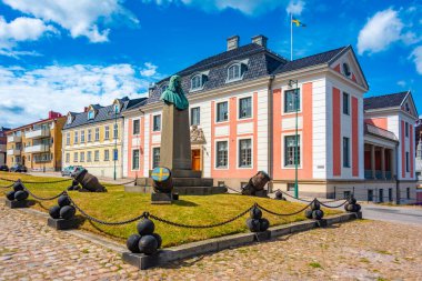 İsveç 'in Karlskrona kentindeki geleneksel liman binaları..