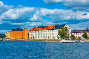 İsveç 'in Karlskrona kentindeki geleneksel liman binaları..