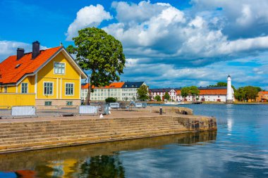 İsveç 'in Karlskrona kentindeki geleneksel liman binaları..