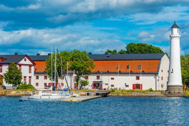 İsveç 'in Karlshamn kentindeki geleneksel liman binalarında deniz feneri...