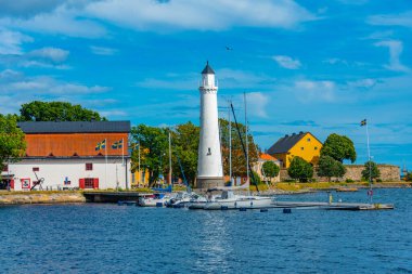 İsveç 'in Karlshamn kentindeki geleneksel liman binalarında deniz feneri...