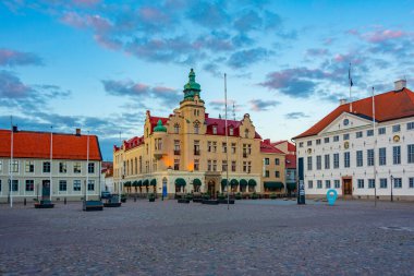 İsveç 'in Kalmar kentindeki Stortorget Meydanı' ndaki belediye binasının gün batımı manzarası.