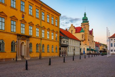 İsveç 'in Kalmar kentindeki Stortorget Meydanı' nda stadshotell 'in gün batımı manzarası.