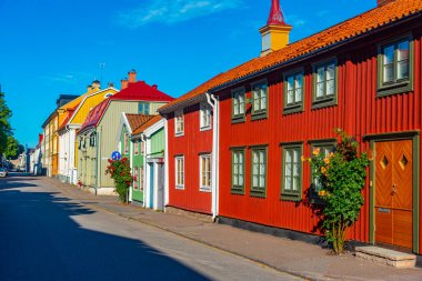 İsveç 'in Kalmar kasabasında renkli ahşap evler.