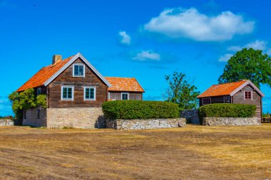 İsveç adasında renkli ahşap evler.