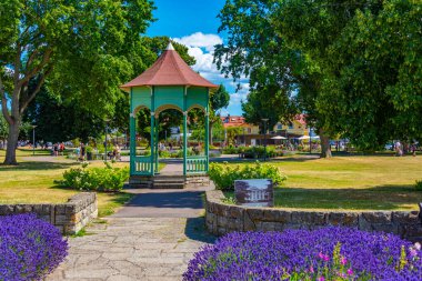 İsveç 'in Borgholm kasabasında kıyı parkı manzarası.